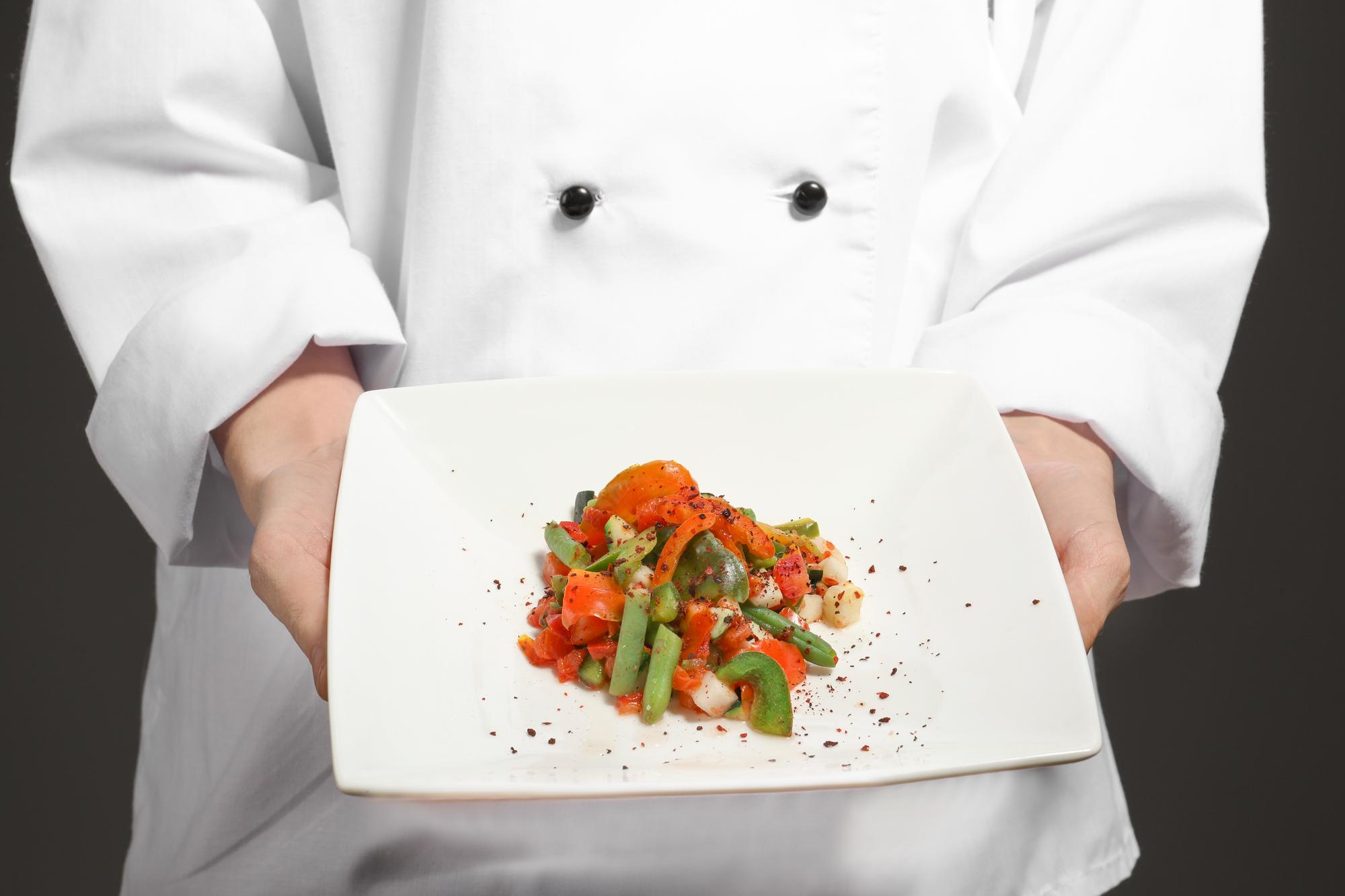 Chef che prepara un piatto elegante